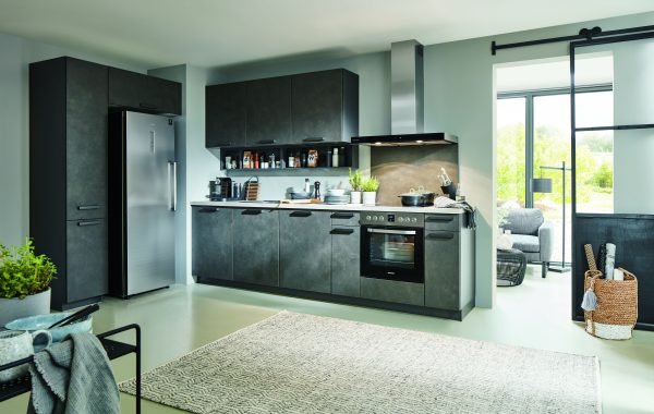Betonoptik Küchenzeile "Anna" - Hochschrank mit integriertem Kühlschrank und Hängeschränke mit integrierten Gewürzregalen.