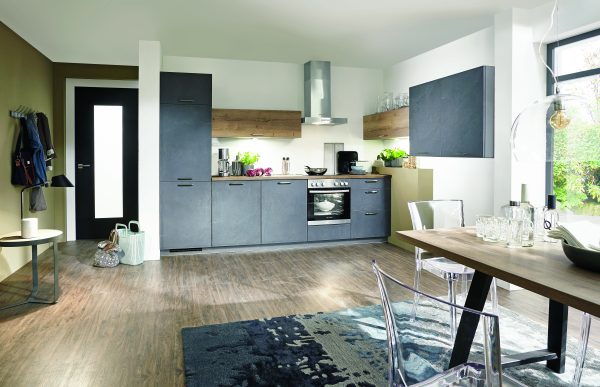 Moderne Küchenzeile mit grauen Fronten in Schiefer-Optik. Farbakzente durch Arbeitsplatte und zwei Hängeschränken in dunkler Holzoptik.