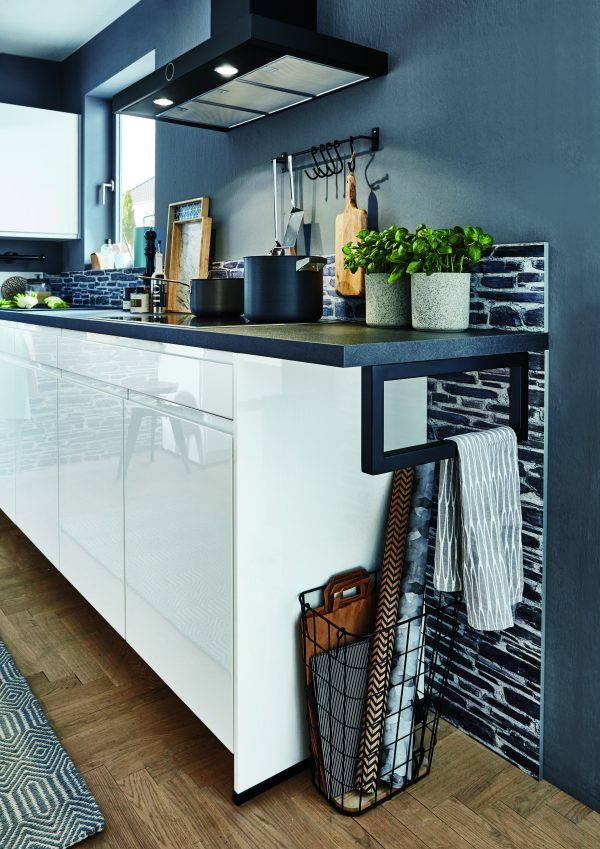 Grifflose Küchenzeile in Hochglanz-Weiß mit integrierter Handtuchhalterung und Befestigung für Kochutensilien.