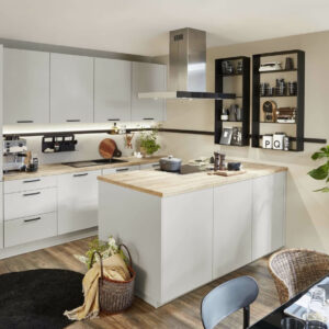 Zweizeilige Küche, grau-matte Fronten und helle Arbeitsplatte aus Holz.