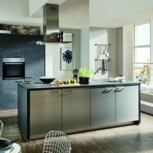 Küche in Schwarz-Metall-Optik: Metall-Fronten & schwarze Arbeitsplatte, über dem Kochfeld eine Metall-farbener Dunstabzug.