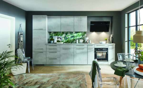 Klassiche Küche in Grau-Beton als Küchenzeile mit grifflosen Hängeschränken