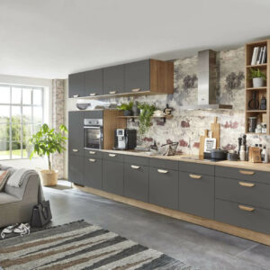 Lange Küchenzeile mit schwarzen Fronten, hellem Sockel und heller Holzarbeitsplatte.
