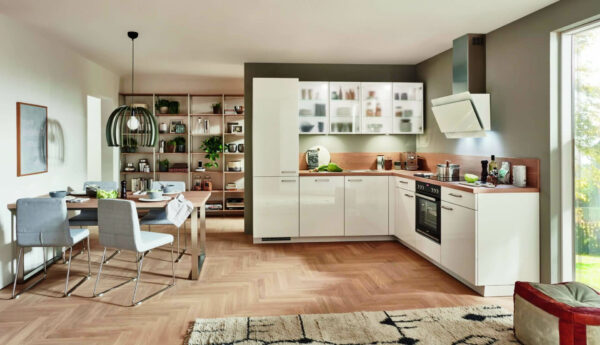 Küche Weiß-Hochglanz (Alpinweiß) mit Holz-farbener Arbeitsplatte und verglasten Hängeschränken