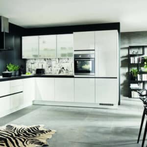 Grifflose weiße Hochglanz-Lack Küche in L-Form mit schwarzer Arbeitsplatte.