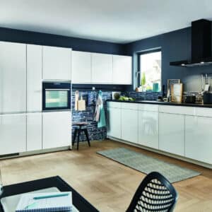 Küche Weiß-Hochglanz & Holz: Winkelküche / L-Küche mit grifflosen Fronten, und Küchenhochschränken, verbunden durch drei Hängeschränke.