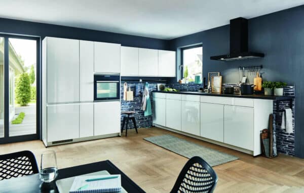 Küche Weiß-Hochglanz & Holz: Winkelküche / L-Küche mit grifflosen Fronten, und Küchenhochschränken, verbunden durch drei Hängeschränke.